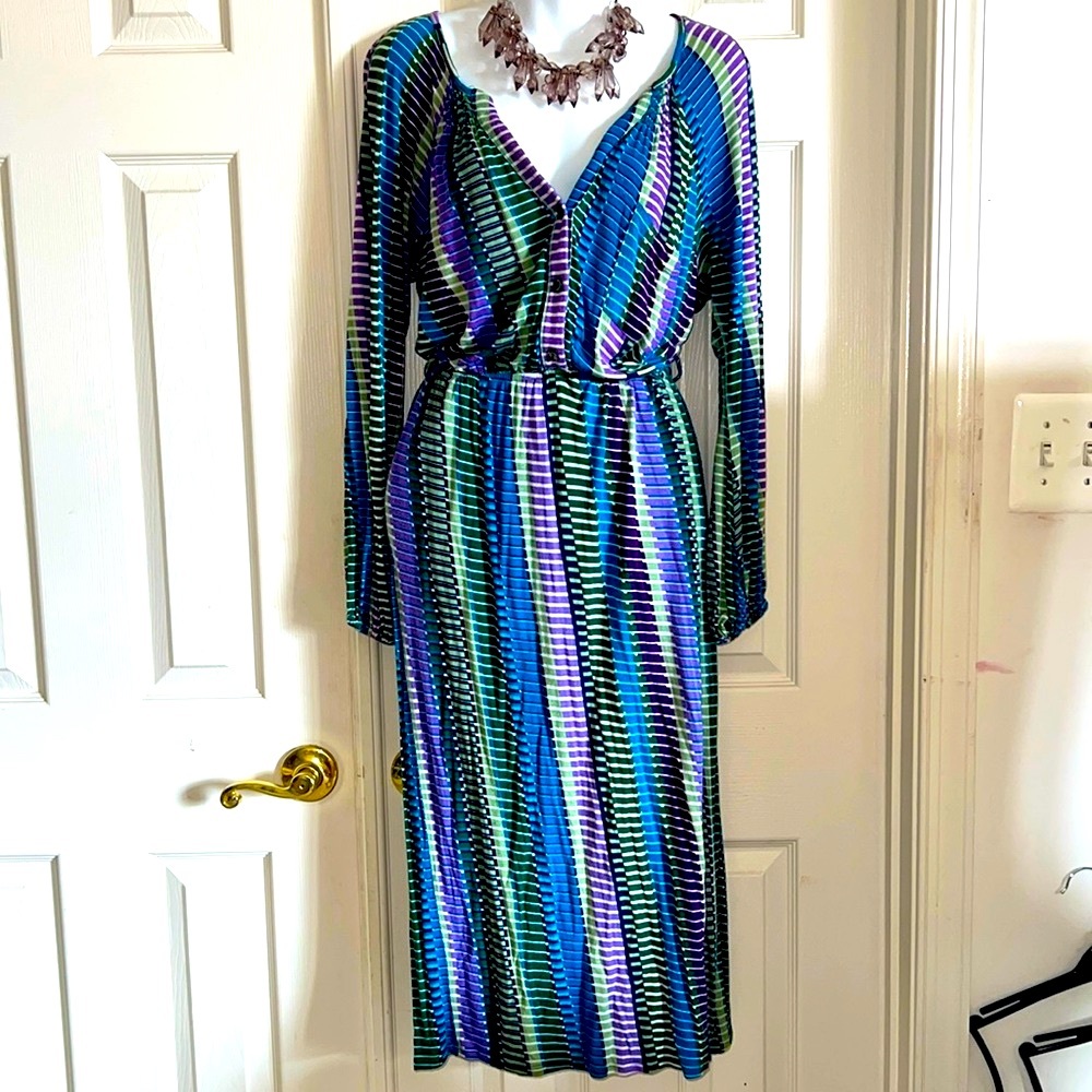 Colorful V-neck, long-sleeved dress with elastic waist and pocket on chest